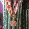 Collier médaille et chaine rose