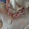 Collier médaille et chaine rose