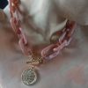 Collier médaille et chaine rose