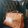 sac en croute de cuir caramel effet python