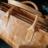 sac en croute de cuir caramel effet python