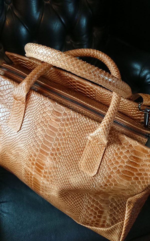 sac en croute de cuir caramel effet python
