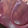 sac en croute de cuir mauve effet python